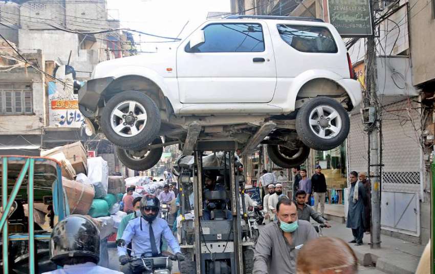 راولپنڈی: ڈونگی کھوئی چوک میں نو پارکنگ ایریا پر کھڑی گاڑی ..