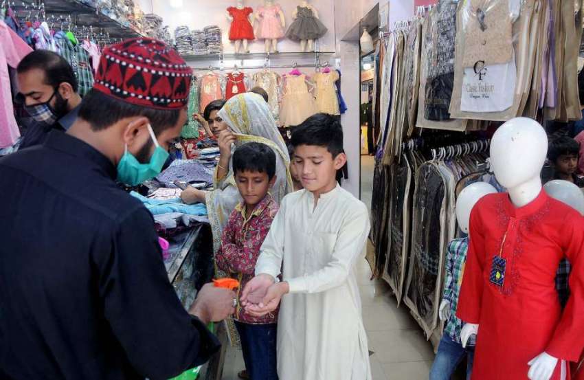 راولپنڈی: موتی بازار میں دکاندار آنے والے گاہکوں کو سینی ..