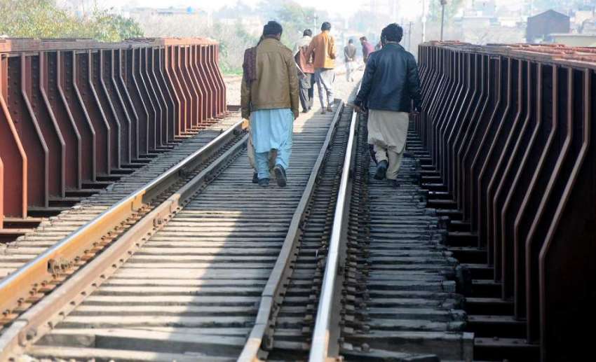 راولپنڈی: مریڑ ریلوے ٹریک پر شہری کسی خطرے کی پرواہ کئے بغیر ..