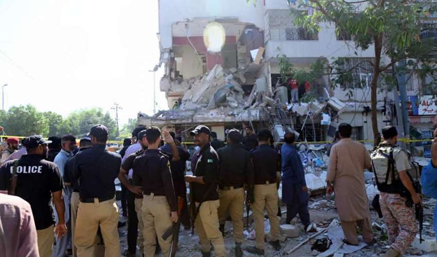 کراچی، مسکن چورنگی گلشن اقبال میں گرنے والے متاثرہ عمارت ..