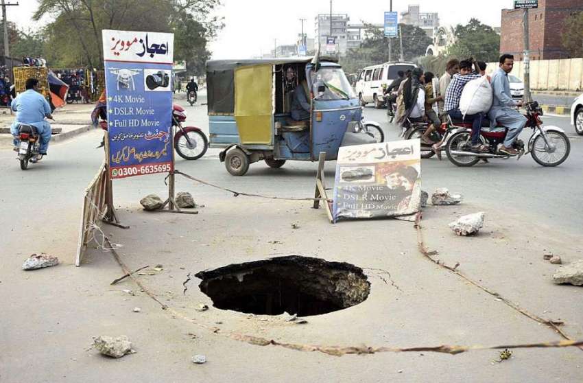 فیصل آباد: جڑانوالہ روڈ کے وسط میں ایک کھلا مین ہول کسی بھی ..