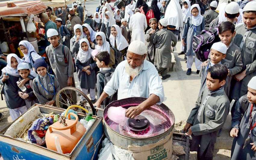 کراچی: اسکول کے باہر طلبہ کے لئے کینڈی بنانے والا دکاندار