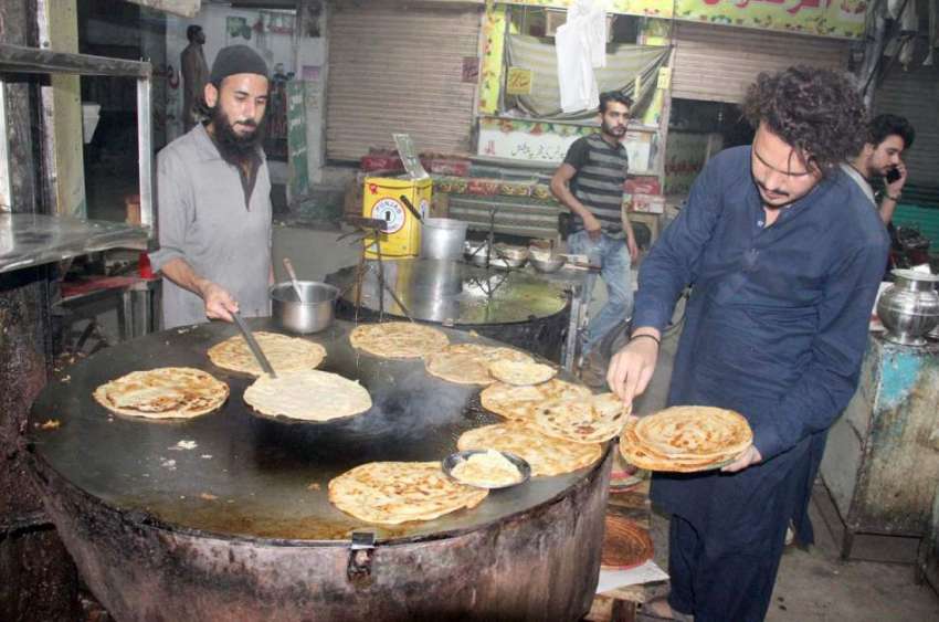 لاہور:رمضان المبارک کے موقع پر فروش سحری کے وقت گاہکوں کے ..