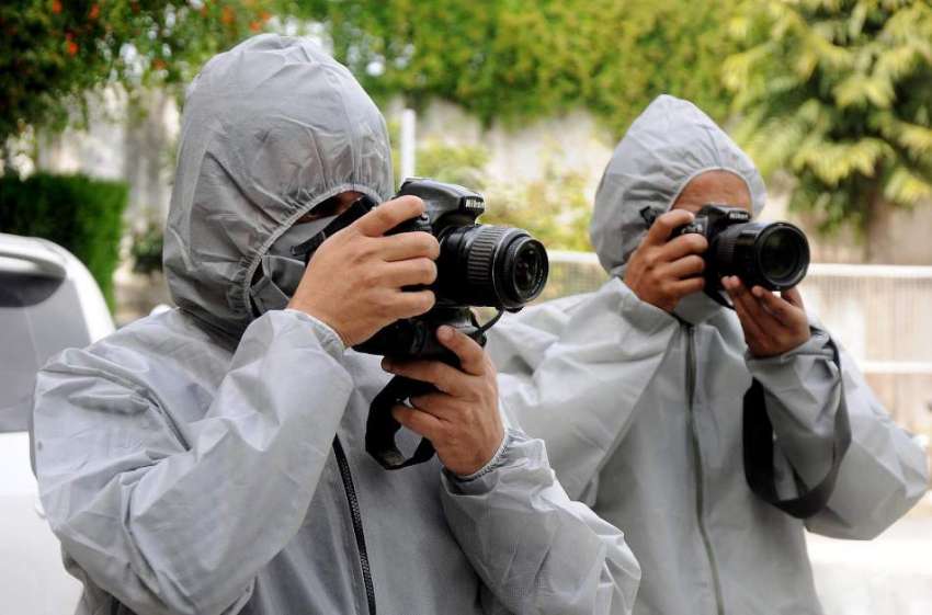 راولپنڈی: میڈیا کارکنان کورونا سے بچاؤ کا لباس پہنے اپنے ..