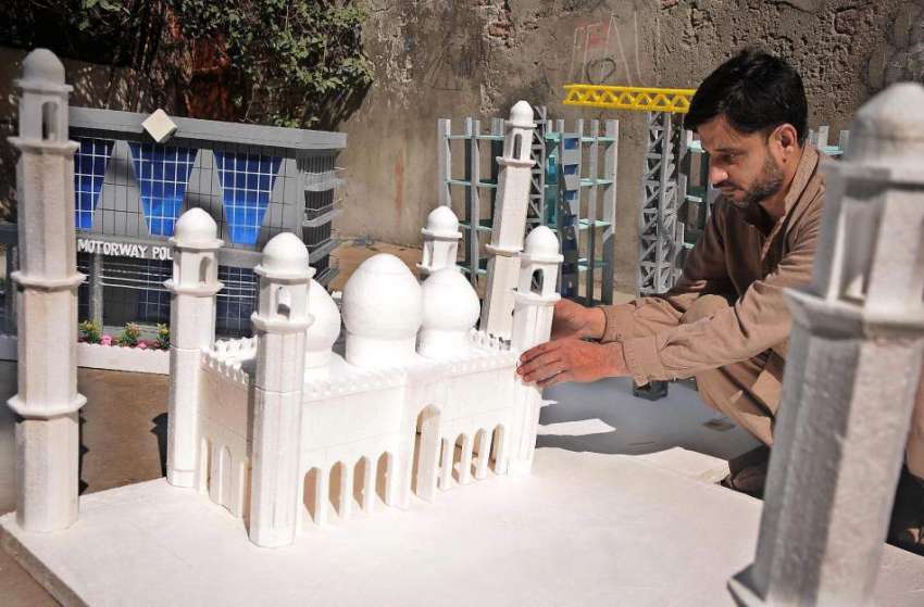 راولپنڈی: اردو بازار میں کاریگر بادشاہی مسجد کا ماڈل بنانے ..