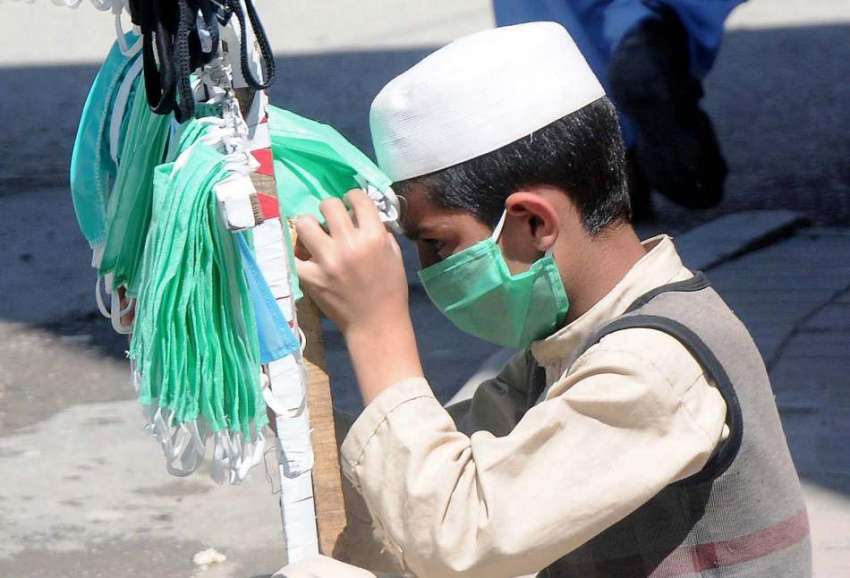 راولپنڈی: کمسن بچہ گھر کی کفالت کی خاطر سڑک کنارے ماسک فروخت ..