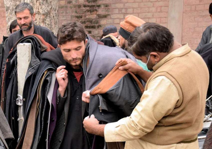 لاہور، شہری لنڈا بازار سے گرم کپڑے خرید رہے ہیں۔