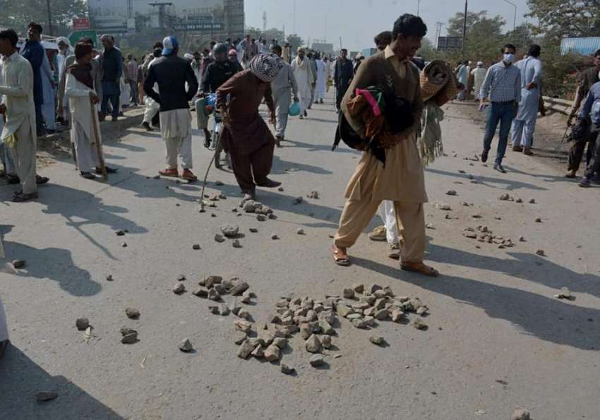 لاہور، ٹھوکر نیاز بیگ پر پولیس سے تصادم کے دوران کسان پتھر ..