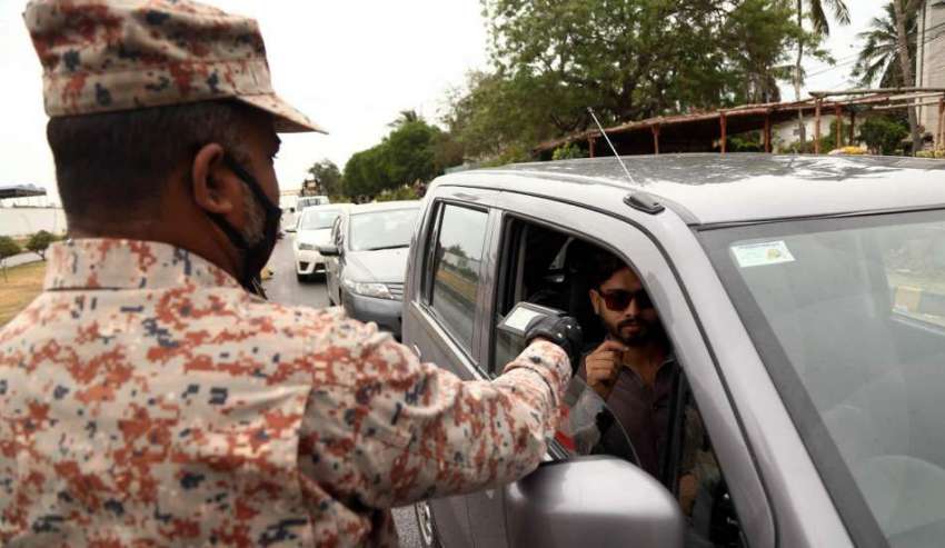 کراچی، لاک ڈائون کے چوتھے روز رینجرز اہلکار سڑکوں پر سفر ..