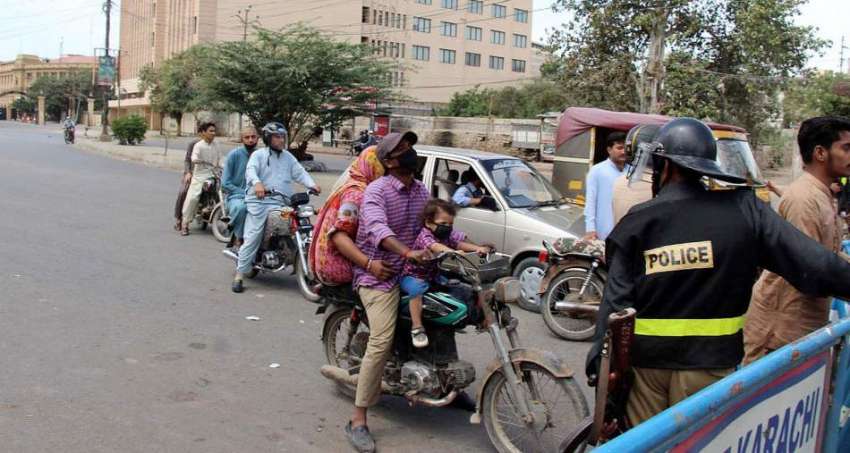 کراچی، لاک ڈائون کے 15 ویں روز پولیس اہلکاروں نے ٹاور پر شہریوں ..