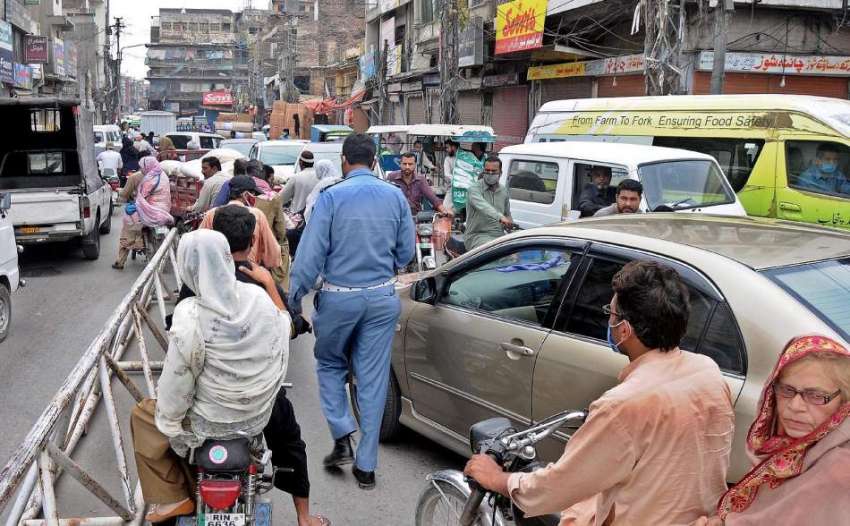 راولپنڈی: لاک ڈاون کے حکومتی احکامات ہوا میں ٹریفک پولیس ..
