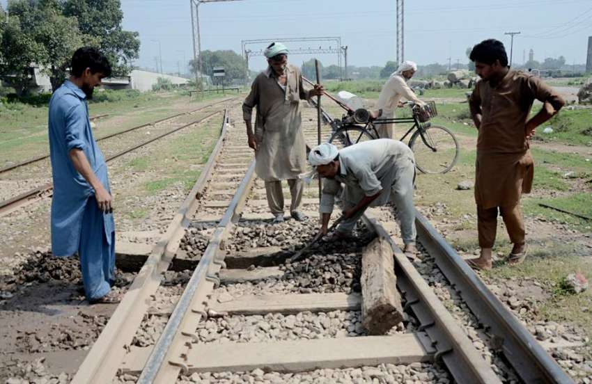 لاہور: ریلوے کے مزدورٹریک کی مرمت کرنے میں مصروف ہیں۔