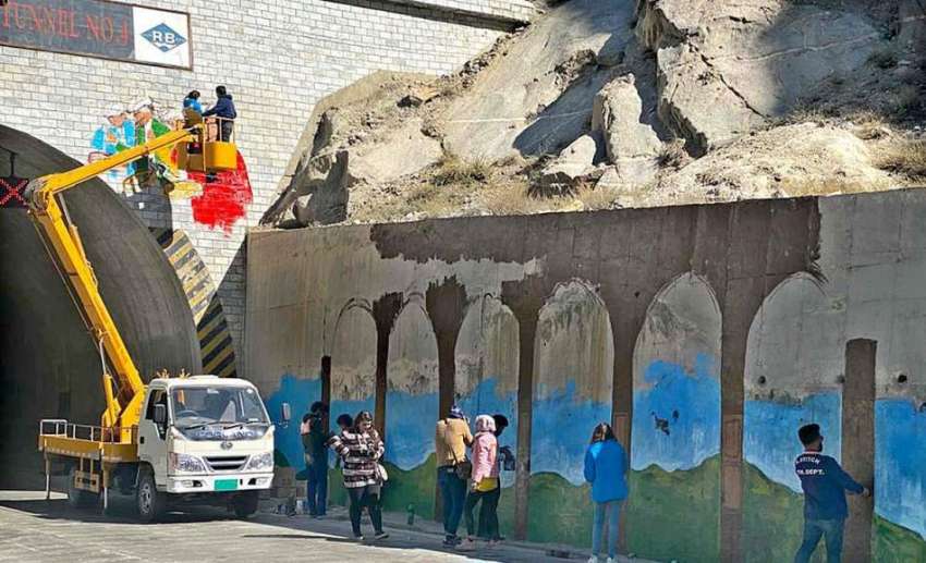 گلگت، مقامی انتظامیہ گوجال ہنزہ ٹنل کی دیواریں صاف کر کے ..