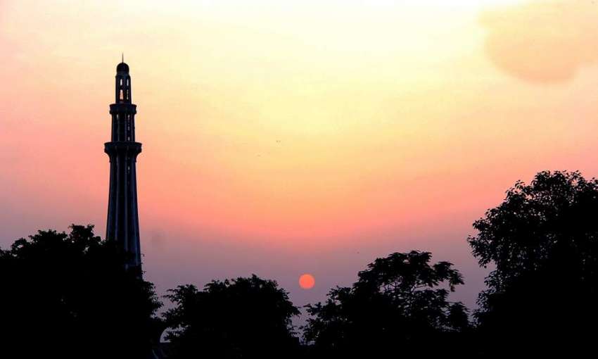 لاہور: صوبائی دارالحکومت میں غروب آفتاب کا خوبصورت منظر ..