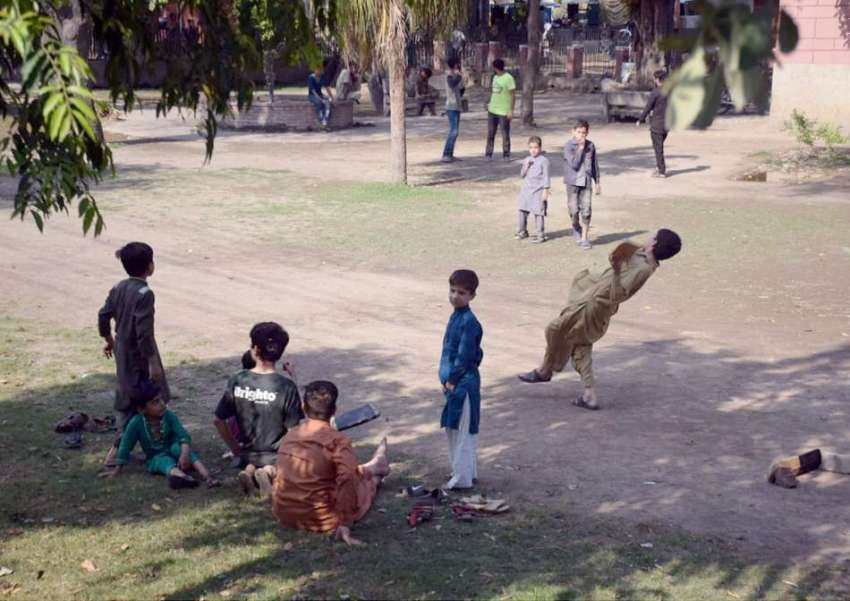 لا ہور مقامی پارک میں بچے کھیل رہے ہیں۔