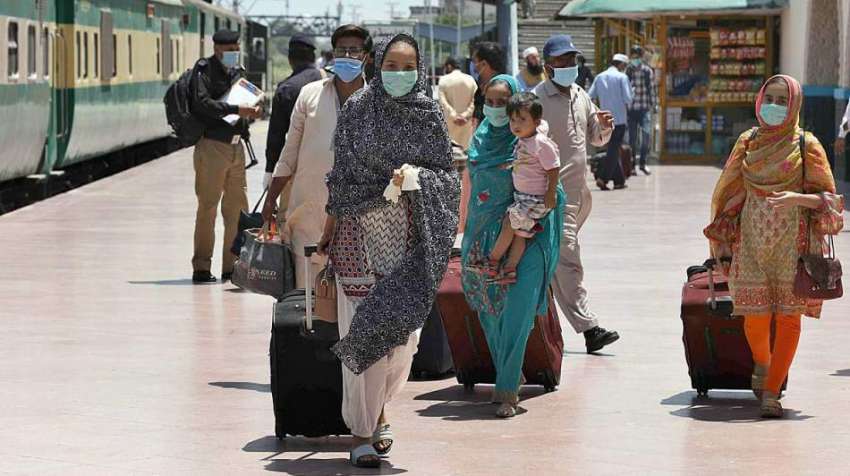 راولپنڈی: مسافروں نے کورونا وائرس کے مزید پھیلاؤ کو روکنے ..