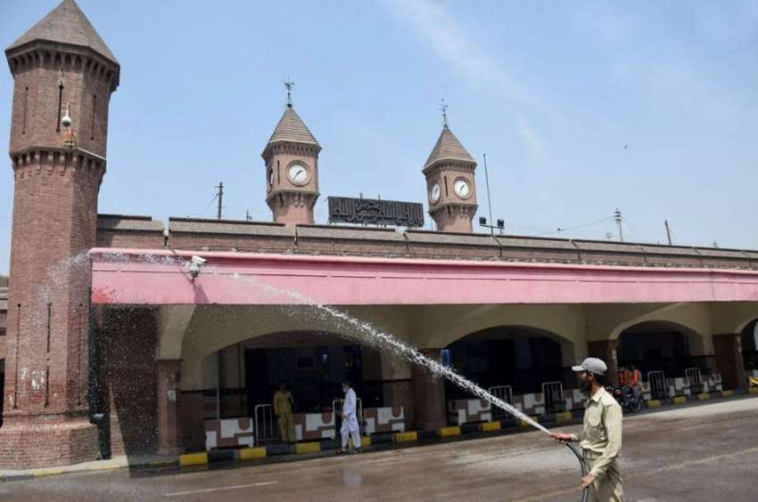 لاہور: ریلوے اسٹیشن کو دھویا جارہا ہے، جزوی ٹرین آپریشن ..