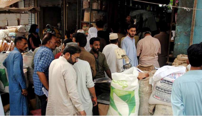 حیدر آباد: رمضان المبا رک کے کریانہ کی دوکان پر لوگوں کا ..