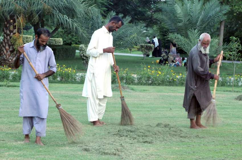 لاہور: پی ایچ اے کے ملازمین جیلانی پارک میں صفائی کر رہے ..
