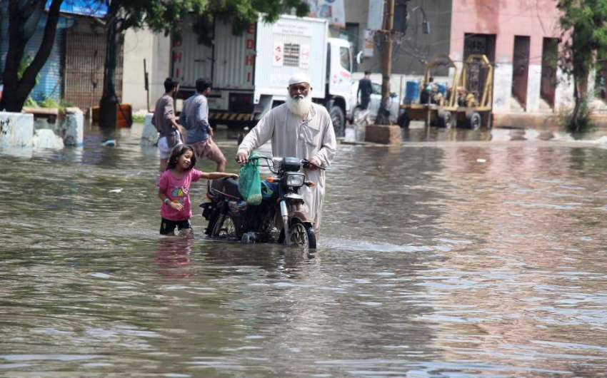 کراچی: بارش کو دو دن گذر جانے کے باوجود ٹاور پر پانی جمع ہے ..