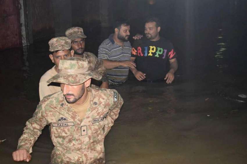کراچی: شہرقائد میں طوفانی بارش کے نتیجے میں سیلابی ریلے ..