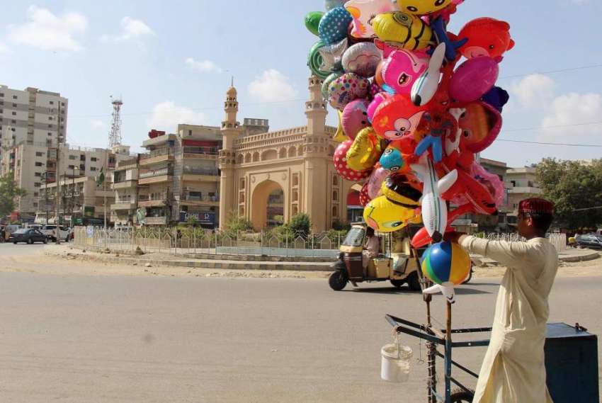 کراچی: اسمارٹ لاک ڈاؤن کے دوران بہادر آباد چورنگی پر ایک ..