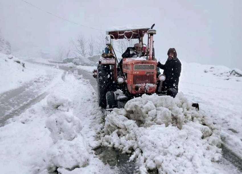 دیر: لواری کے قریب برف مرکزی شاہراہ سے برف ہٹانے کا کام جاری ..