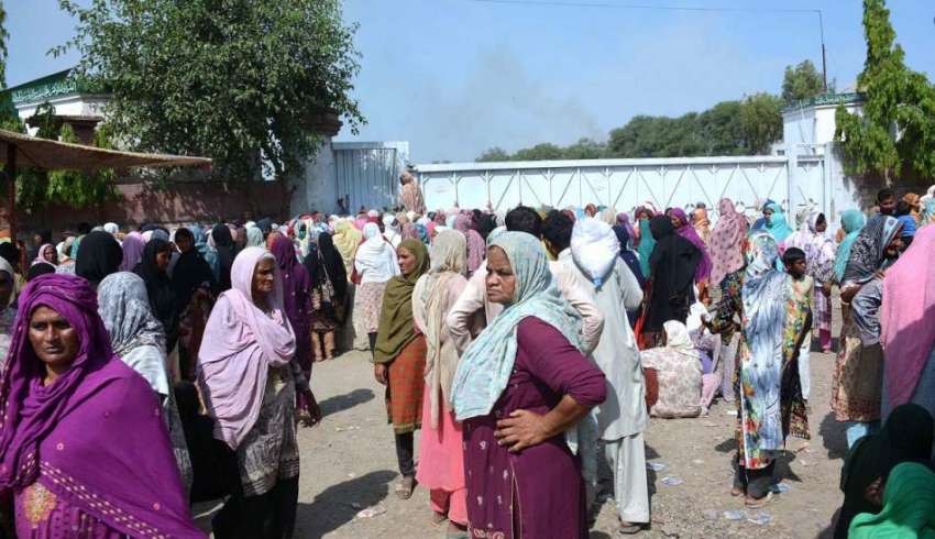فیصل آباد: سرگودھا روڈ پرخواتین کی بڑی تعداد سماجی رابطے ..