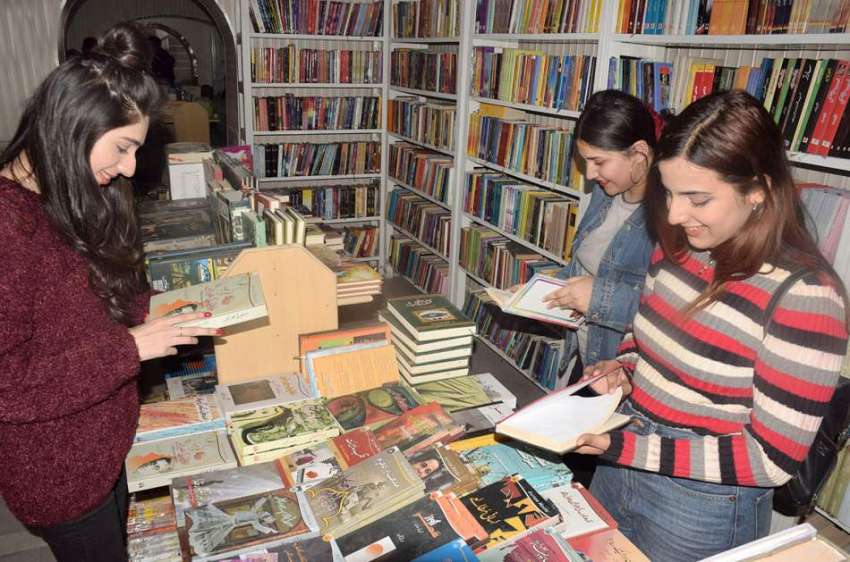 لاہور: مال روڈ کو پرا آرٹ گیلری میں طالبات کتابیں دیکھ رہی ..