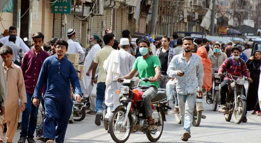 کراچی: بڑی تعداد میں لوگ بغیر کسی معاشرتی فاصلے کے احتیاطی ..