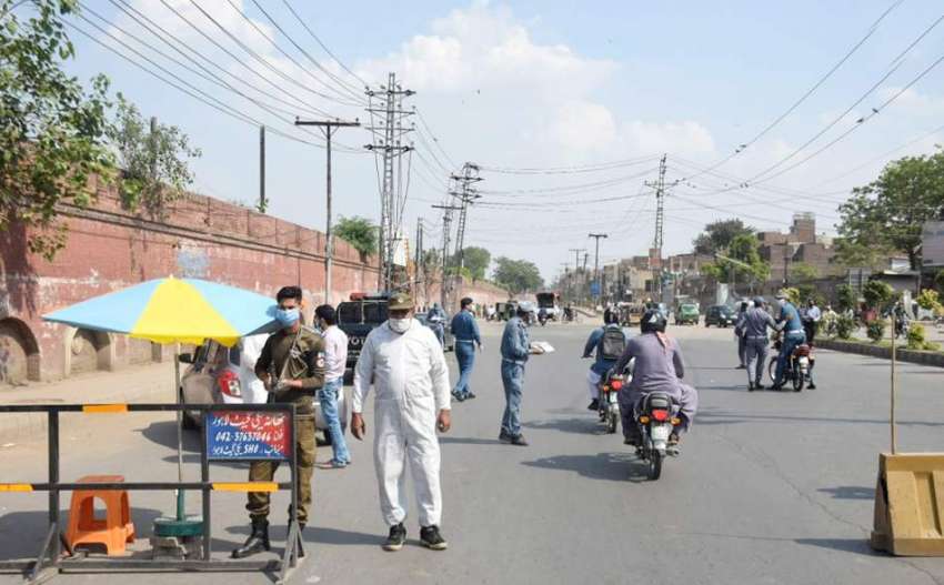 لاہور: پولیس اہلکاروں نے لاک ڈاؤن کے دوران دفعہ 144 کی خلاف ..