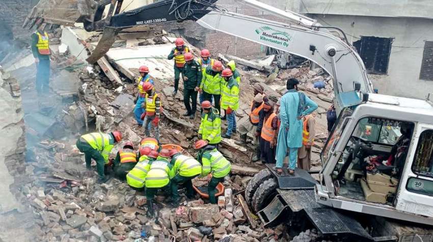 لاہور: ریسکیو اہلکارشاہدرہ میں آتشزدگی کے بعد زمین بوس ہونے ..