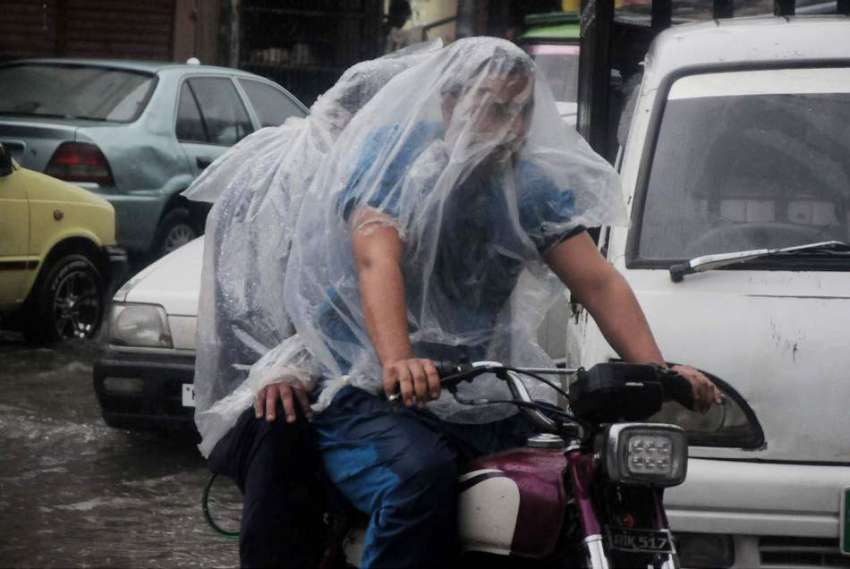 راولپنڈی: موٹر سائیکل سواروں نے بارش سے بچنے کیلئے پلاسٹک ..