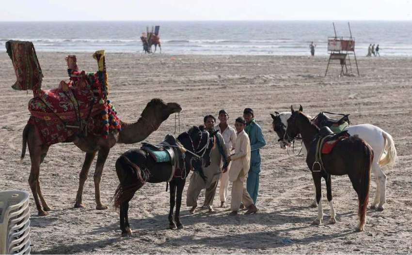 کراچی :ساحل سمندر پر گھومنے کیلئے آنیوالی شہریوں کی کم تعداد ..