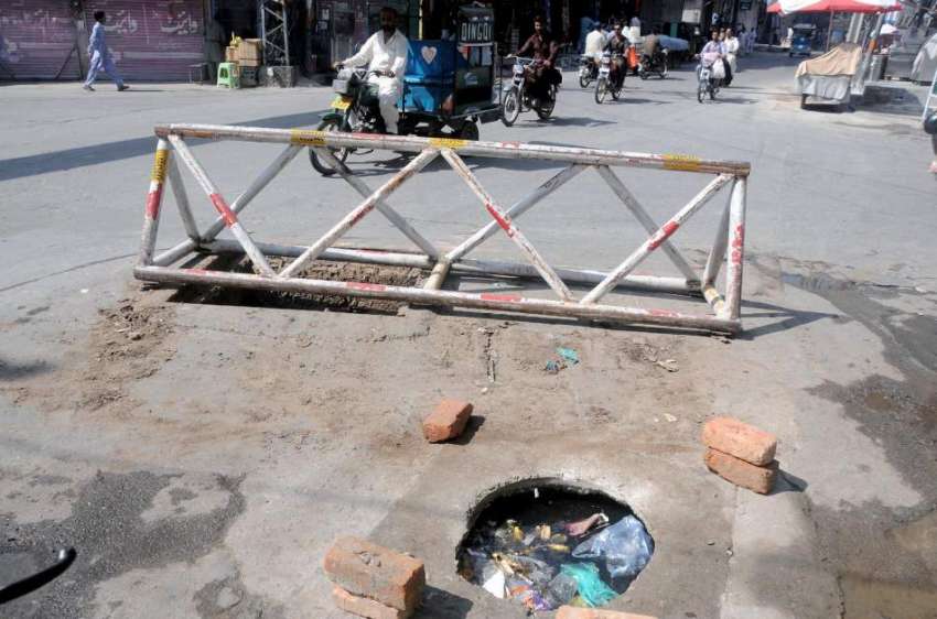 راولپنڈی: انتظامیہ کی نا اہلی ، بوہڑ بازار چوک میں کھلا مین ..