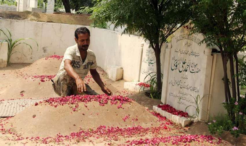 لاہور: ایک شہری میانی صاحب قبرستان میں مدفون برصغیر کی معروف ..