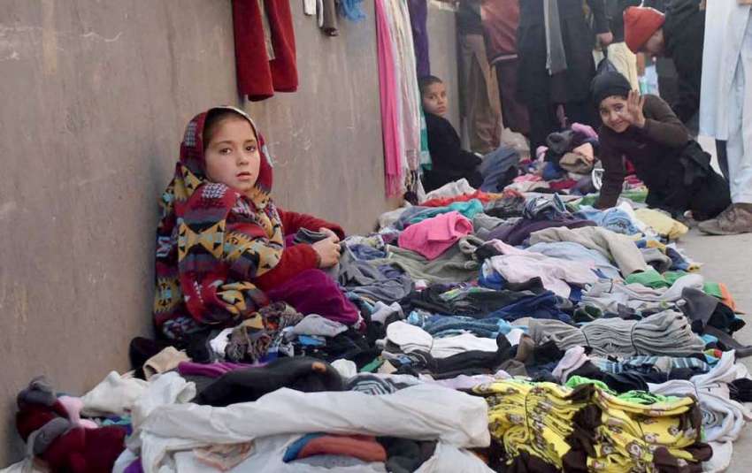 پشاور: سردی میں بچے گرم کپڑے فروخت کر رہے ہیں۔