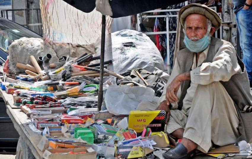 راولپنڈی:معمر محنت کش ریڑھے پر ہارڈ ویئر کا سامان سجائے ..