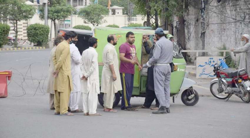 لاہور، کورونا وائرس کے باعث لاک ڈائون کے باعث ناکے پر پولیس ..