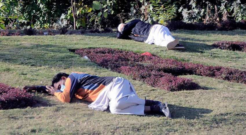 راولپنڈی، شہری لیاقت باغ میں آرام کر رہے ہیں۔