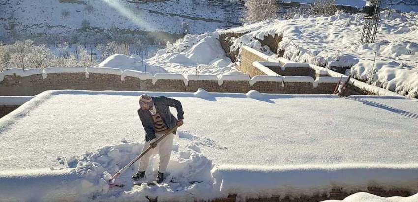 جنوبی وزیرستان: علاقے میں شدید برف باری کے بعد ایک مکین اپنے ..