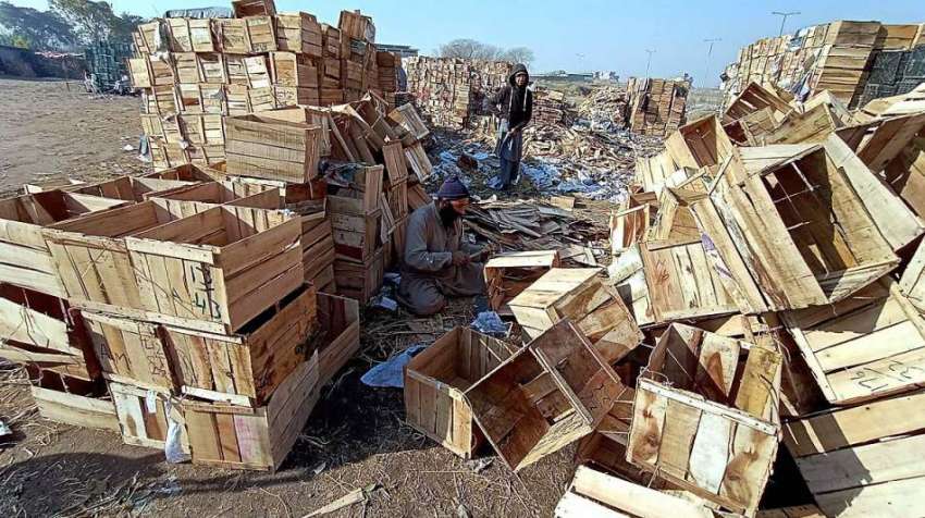 راولپنڈی: ایک مزدور  لکڑی کے ڈبے تیار کررہا ہے۔