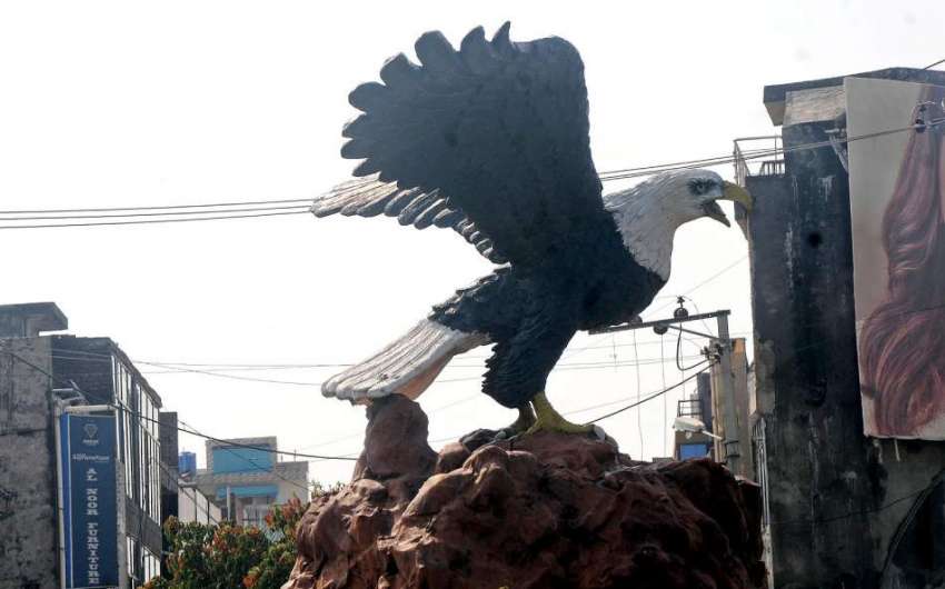راولپنڈی: چکلالہ روڈ پرنصب کیا گیا عقاب کاماڈل۔ 
