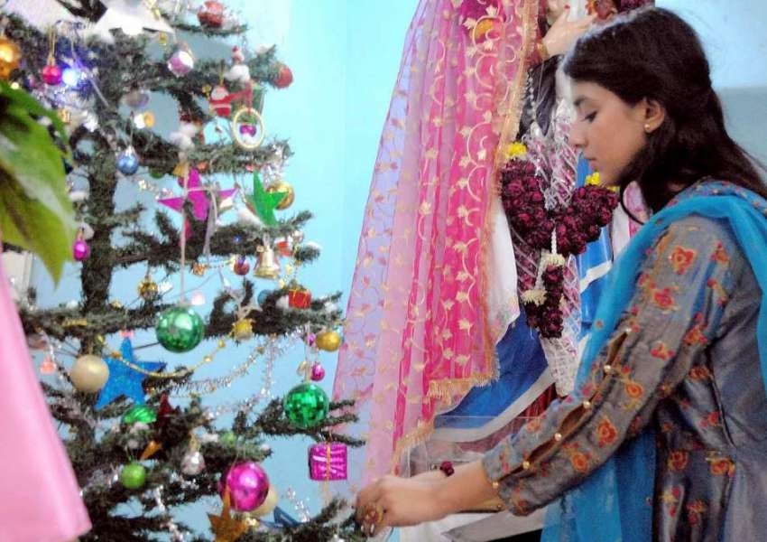 حیدرآباد، مسیحی برادری کے تہوار کرسمس کے موقع پر ایک لڑکی ..