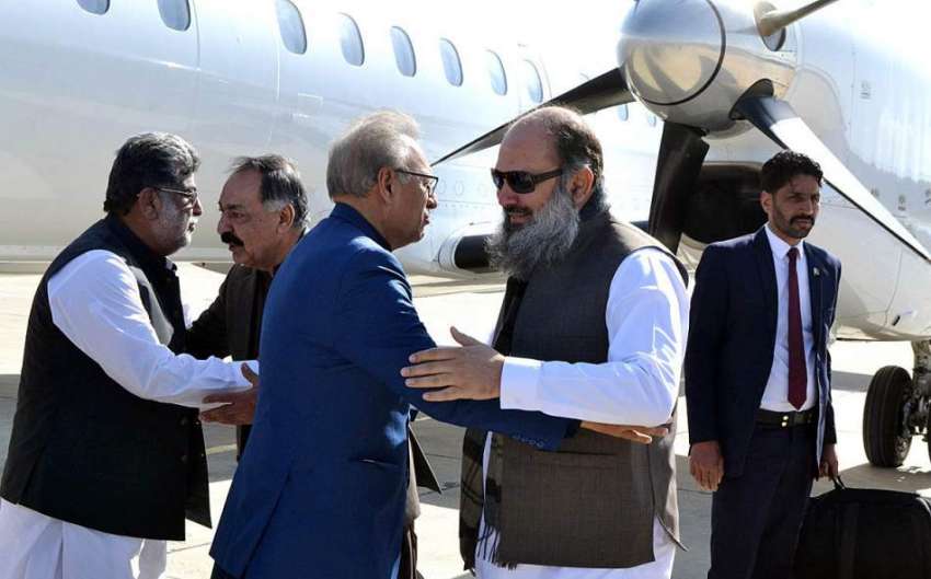 کوئٹہ: صدر ڈاکٹر عارف علوی کی آمد کے موقع پر ایئرپورٹ پر ..