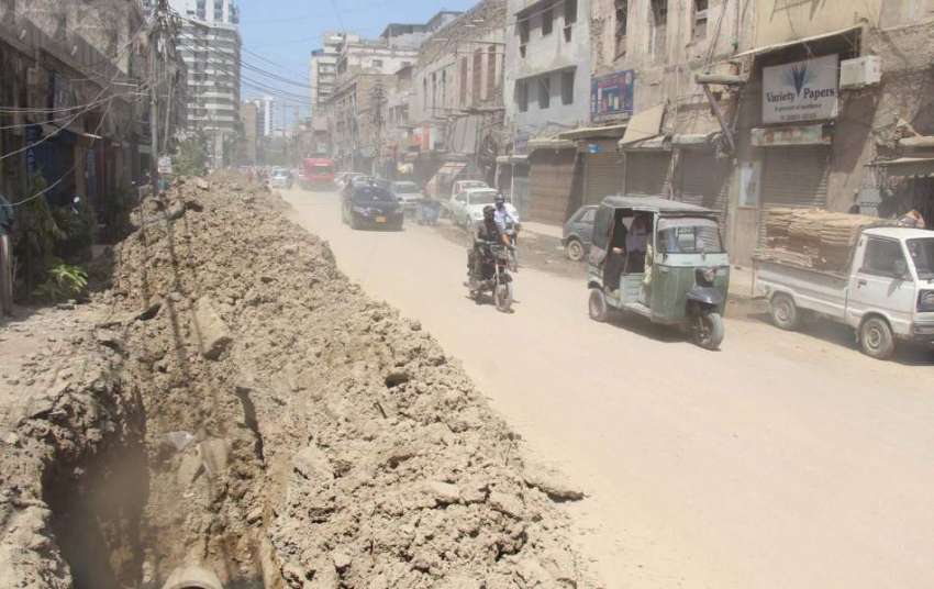 کراچی: نیوچالی کے قریب سٹرک کا تعمیراتی کا م لاک ڈاؤن کی ..