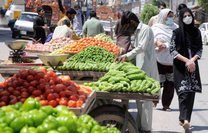راولپنڈی: ریڑھی بانوں نے سڑک کنارے تازہ سبزیاں فروخت کیلئے ..