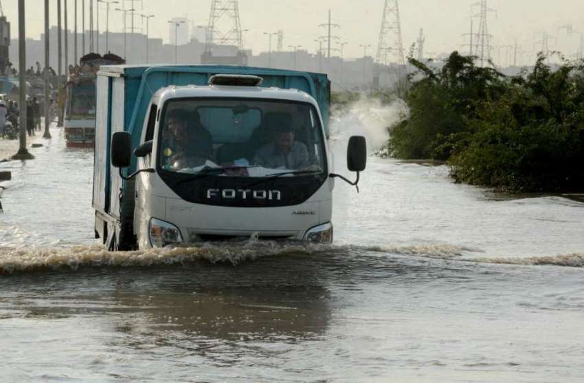 کراچی : شہر قائد میں بارش کے بعد سڑکیں ندی نالوں کا منظر پیش ..