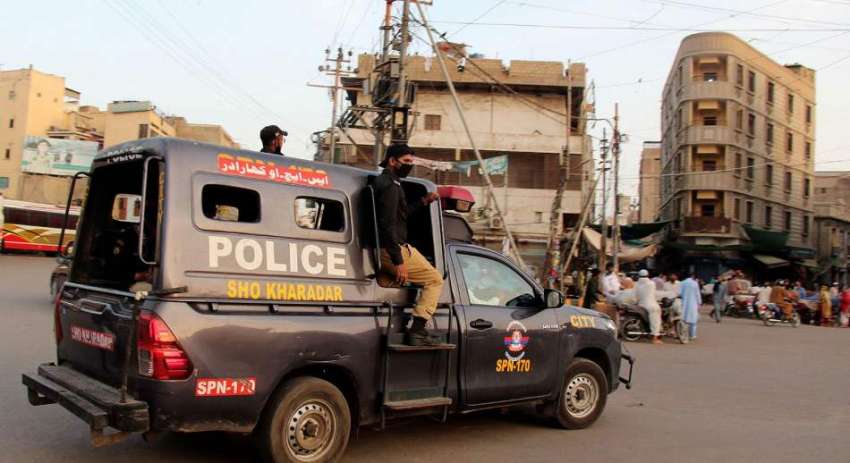 کراچی، لاک ڈائون کے باعث 5 بجے کے بعد پولیس اہلکار دکانیں ..