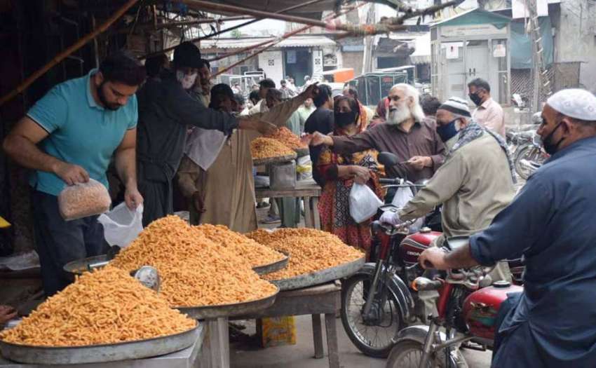 لاہور:شہری افطاری کیلیے خریداری کر رہے ہیں۔ 